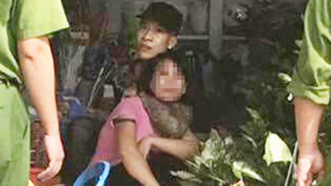 Đức Anh khống chế nữ điều dưỡng trong cửa hàng hoa ở thị trấn Thường Tín