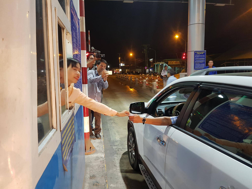 Trạm BOT Cai Lậy thu phí trở lại vào đêm ngày 1/12.