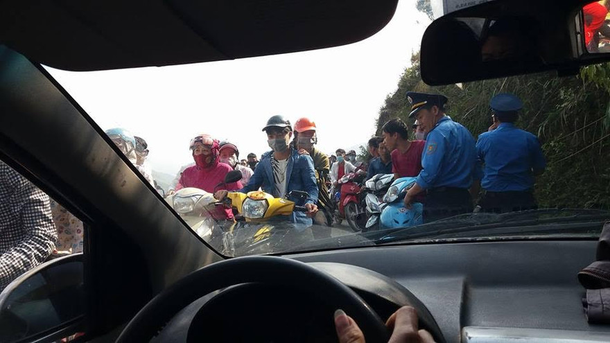 Lực lượng chức năng vất vả làm việc song không tránh khỏi ùn tắc thường xuyên (ảnh chụp chiều 1/5). Ảnh: Chu Giang.