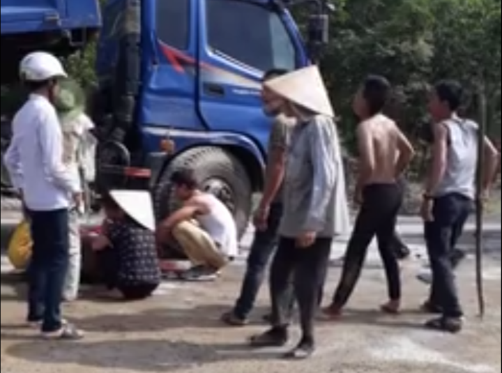 Hiện trường vụ xe tải cán chết người của gia đinh phản đối thi công