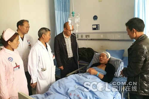 Kiều Đại Soái và vợ con được đưa vào Bệnh viện Nhân dân huyện Mậu cấp cứu. Ảnh: SCOL.