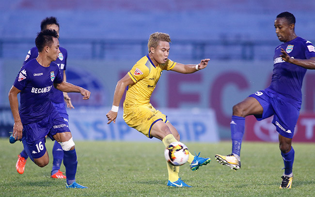 Tiền vệ Trần Phi Sơn (giữa).