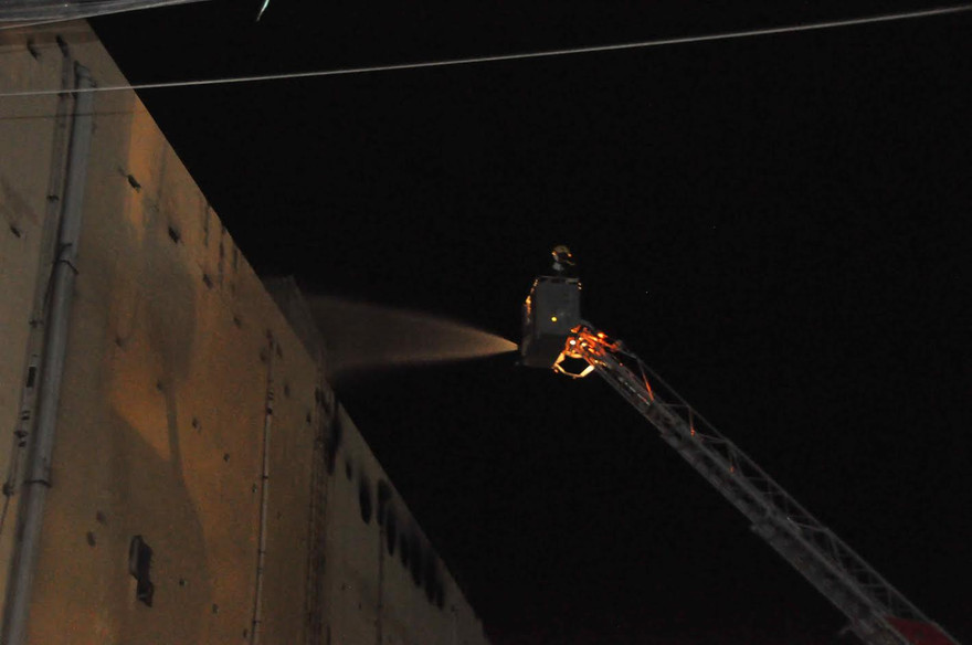 Lực lượng PCCC phun nước làm mát khu vực cháy sau khi khống chế được ngọn lửa.