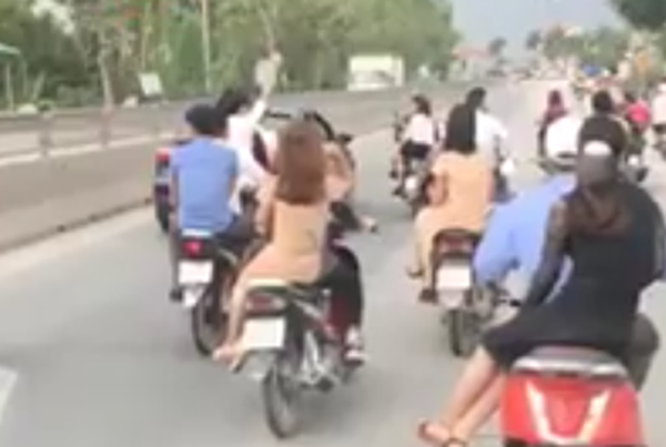 Nhóm thanh niên lạng lách đánh võng gây nguy hiểm trên quốc lộ 1A. Ảnh cắt từ clip