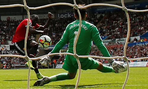 Rooney xem Lukaku là lựa chọn lý tưởng cho vị trí mũi nhọn ở Man Utd. Ảnh: Reuters. 