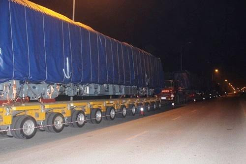 Đoàn tàu đã được đưa về Hà Nội nhưng vẫn được phủ kín bằng bạt. Ảnh Thanh Hà