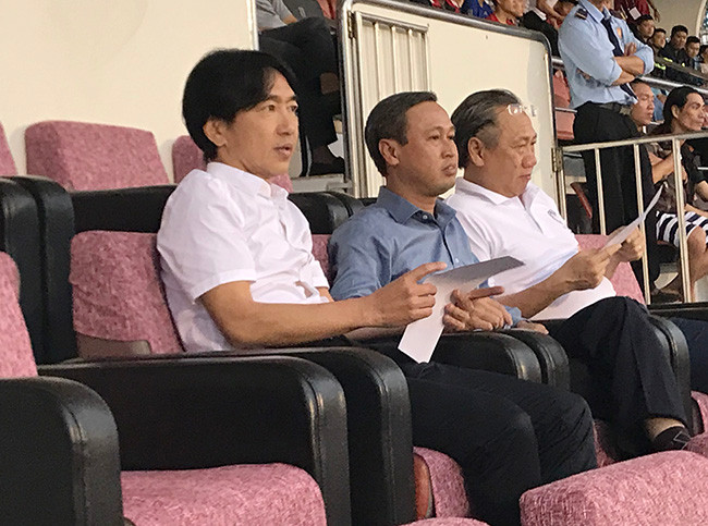 HLV Miura có mặt trên sân Thống Nhất theo dõi trận đấu của CLB TP.HCM tại vòng 25 V-League