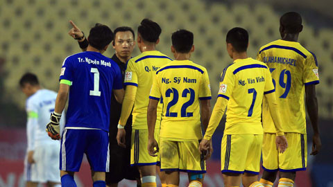 Trọng tài bắt trận SLNA trước nguy cơ bị treo còi