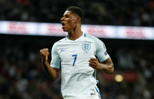 Rashford ghi dấu giầy trực tiếp ở cả hai bàn thắng của tuyển Anh.