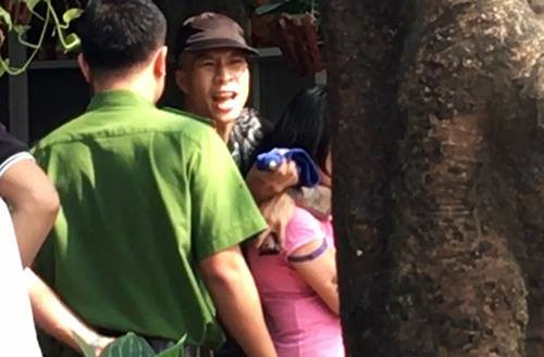 Nam thanh niên khống chế người phụ nữ. Ảnh: Vnexpress