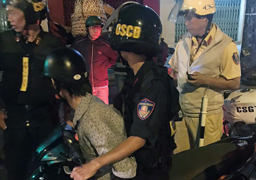 Tên cướp bị cảnh sát khống chế 