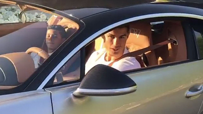 Ronaldo chi 2,4 triệu USD tậu 'quái vật' Bugatti Chiron