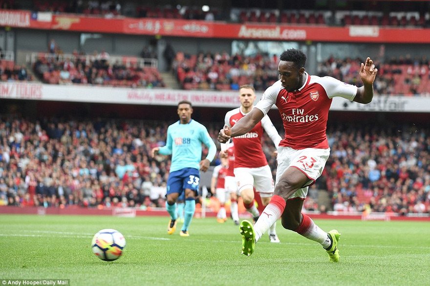Tiền đạo Welbeck lập cú đúp trong chiến thắng 3-0 của Arsenal trước Leicester.