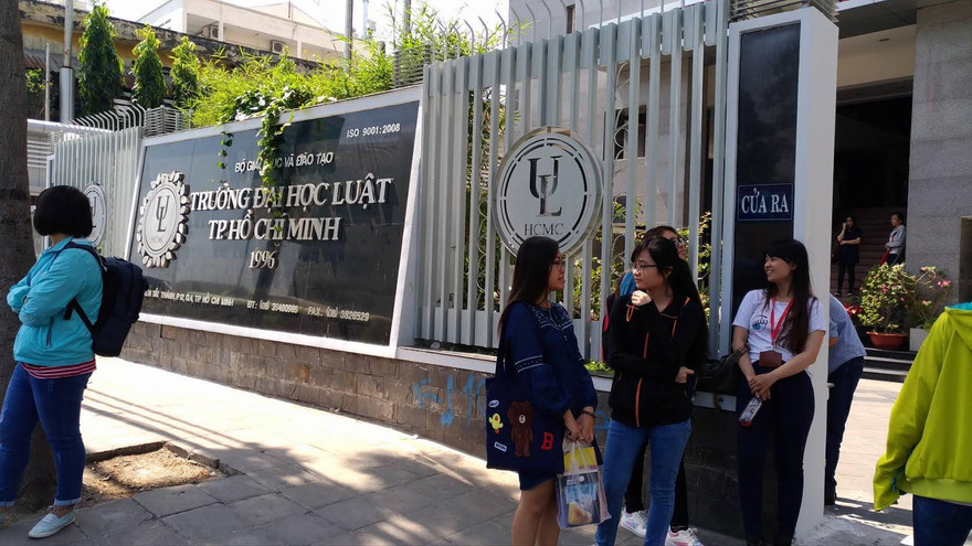 Hiệu trưởng nói không 'nặng tay' khi đình chỉ học nữ sinh mang giáo trình photo