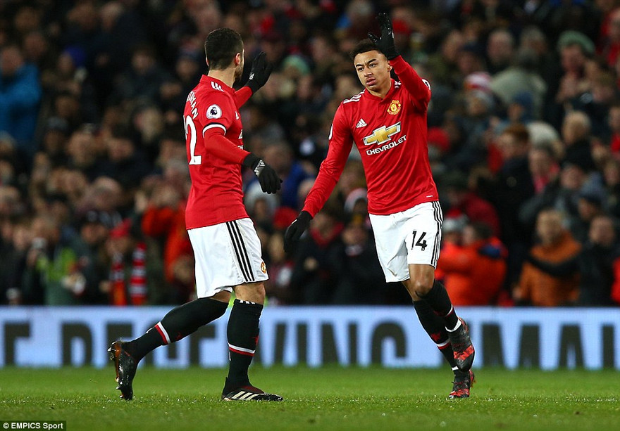 Lingard lập cú đúp cứu Man Utd thoát thua Burnley.