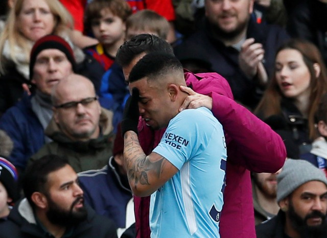 Jesus rời sân trong nước mắt vì chấn thương.