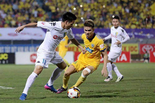 Tiến Thành (phải) trong trận đấu với Hà Nội hôm qua.