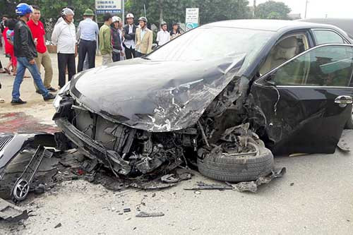 Đầu xe Camry vỡ nát sau tai nạn liên hoàn.