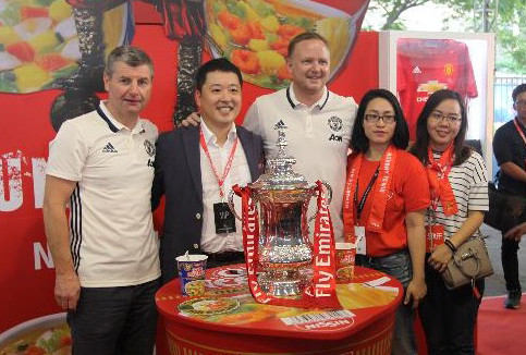 Sự xuất hiện của chiếc cúp FA thứ 12 trong lịch sử của M.U khiến các fan vô cùng phấn khích.