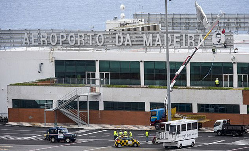 Hình ảnh và tên củ Ronaldo được treo lên mặt trước của sân bay. 