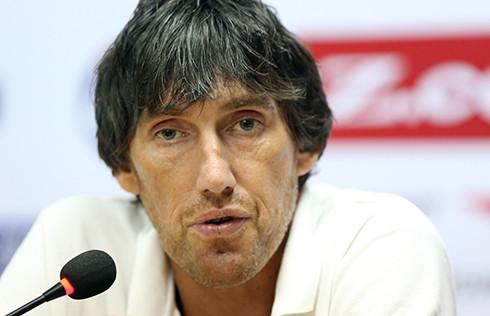 HLV Frank Bernhardt phát biểu sau trận đấu. Ảnh: Đức Đồng.