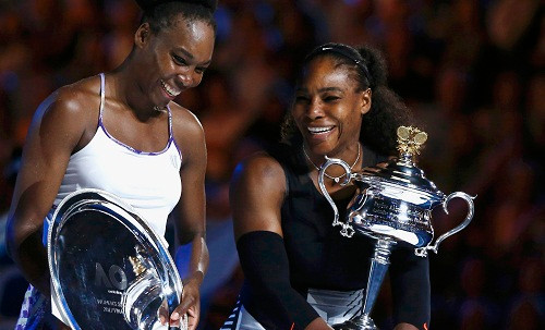 Chị em nhà Williams tươi cười khi nhận thưởng. Đây là lần đầu họ chạm trán nhau ở chung kết Grand Slam tính từ Wimbledon 2008. Ảnh: Reuters.