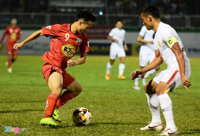 Công Phượng (10) mờ nhạt trước CLB TPHCM ở vòng 8 V-League (ảnh: Anh Hải)