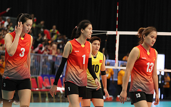 Cú ngã đau của bóng chuyền Việt Nam trước Indonesia tại SEA Games 29. Ai phải chịu trách nhiệm? Ảnh: Vnexpress