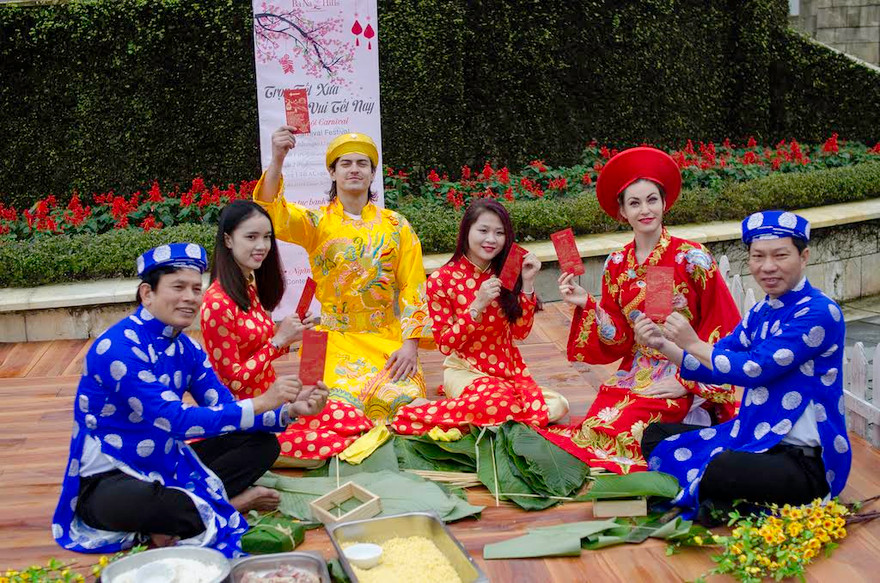 Gói bánh chưng đón Tết giữa làng Pháp Bà Nà Hills