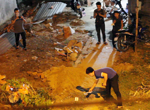 Cảnh sát phong tỏa hiện trường, điều tra vụ án mạng 