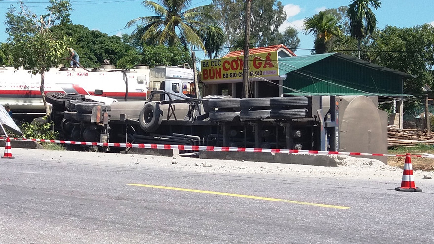 Chiếc xe bồn chở hàng chục nghìn lít dung môi dễ cháy lật sát nhà dân khiến lúc rạng sáng, khiến nhiều người hoảng hồn. 