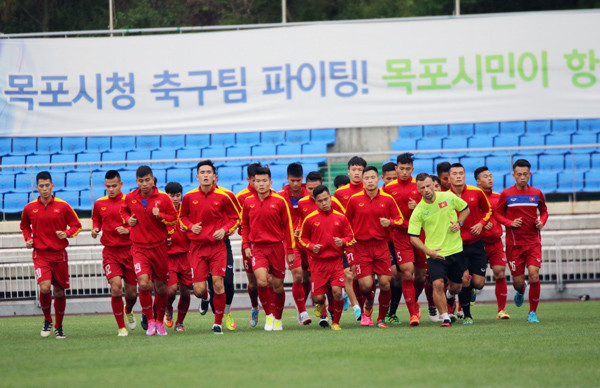 Các cầu thủ U20 Việt Nam tập nhẹ