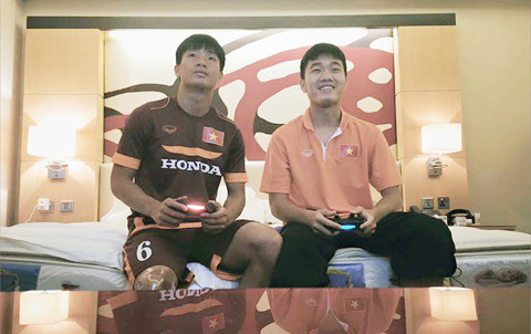 Xuân Trường (phải) có khả năng chuyền bóng chuẩn trên điện tử như… ngoài đời