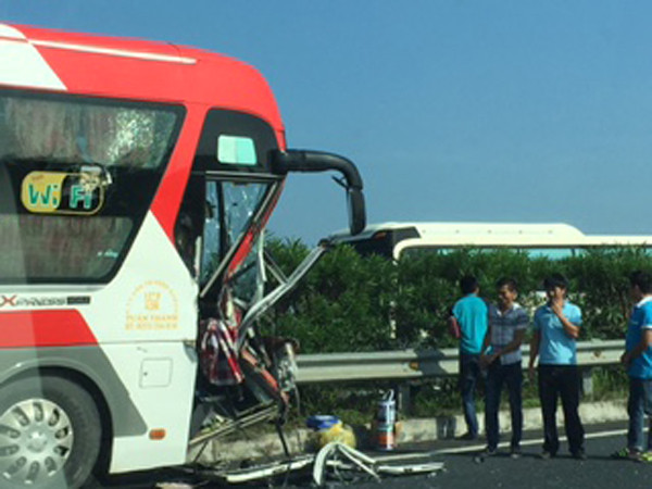 Xe khách nát đầu sau cú đâm kinh hoàng trên cao tốc Cầu Giẽ