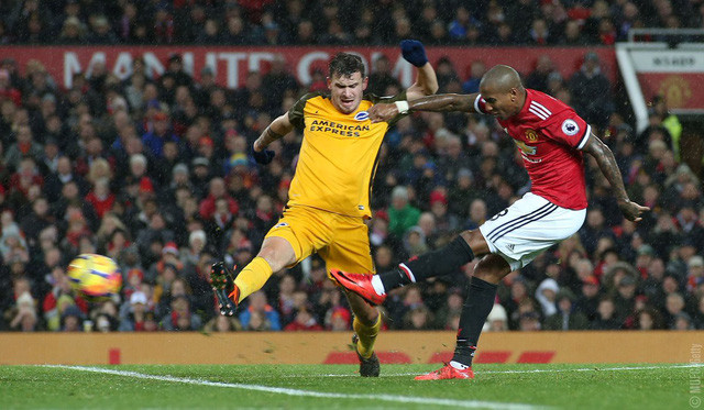 Young (phải) là "thần tài" của M.U ở trận này.