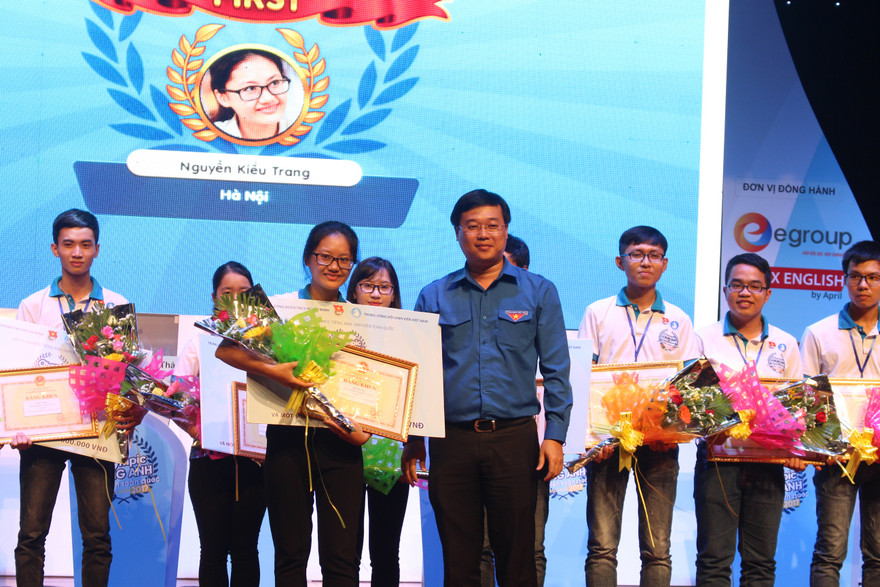 Anh Lê Quốc Phong, Ủy viên dự khuyết BCH T.Ư Đảng, Bí thư nhất T.Ư Đoàn trao giải nhất cho thí sinh Nguyễn Kiều Trang. Ảnh: Giang Thanh 
