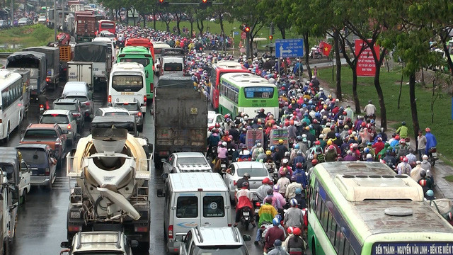 Hàng vạn phương tiện ùn ùn đổ về cửa ngõ TPHCM đi các tỉnh miền Tây trên QL1 sáng 29/4 đã khiến khu vực ùn tắc hết sức nghiêm trọng.