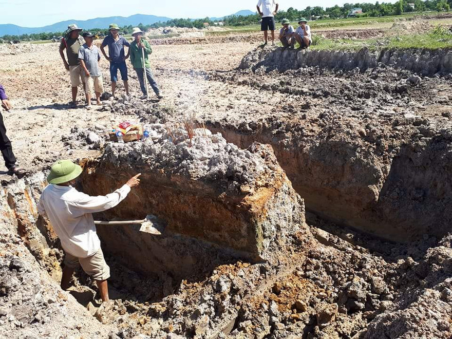Vì không đọc được chữ nên Sở VHTT Quảng Bình cho rằng ngôi mộ bằng đá nguyên khối này không phải mộ cổ 