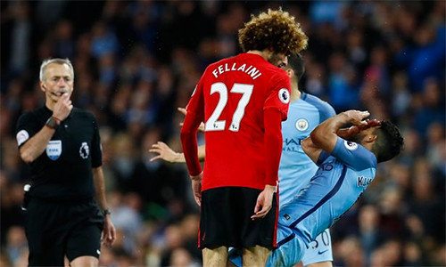 Fellaini trong tình huống húc đầu Aguero. Ảnh: AFP. 