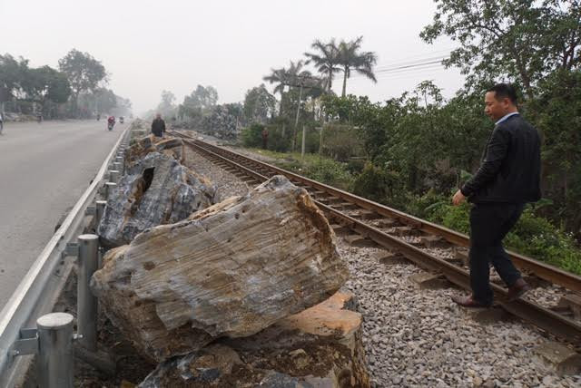 Khối đá khủng chỉ cách đường ray vài chục cm. 