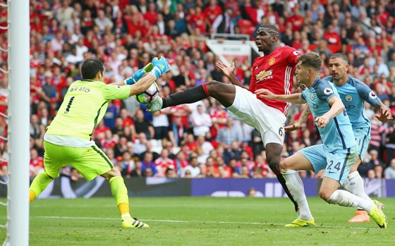 Bị treo giò, ngôi sao M.U 'trù ẻo' Man.City