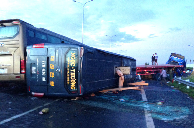 Hiện trường vụ tai nạn trên cao tốc TPHCM - Long Thành - Dầu Giây ngày 4/1 (ảnh: VECE)