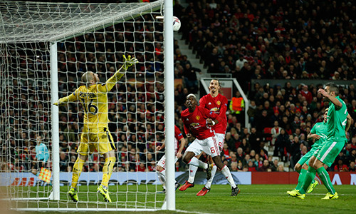 Pogba trong một lần bị xà ngang từ chối bàn thắng khi Man Utd tiếp Saint Étienne ở Europa League giữa tuần qua. Ảnh: Reuters. 