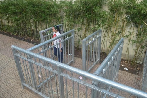 Cận cảnh rào chắn vỉa hè như 'ma trận' ở Sài Gòn