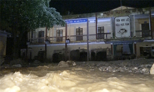 Kinh hãi nhìn lũ ống phá tan trường học ở Mù Cang Chải