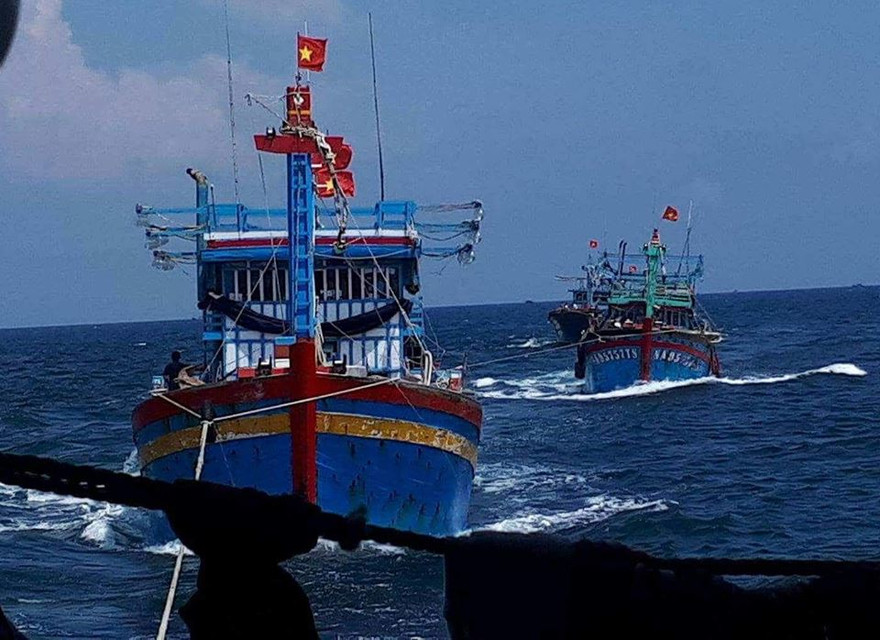 Lai dắt tàu gặp nạn vào bờ.