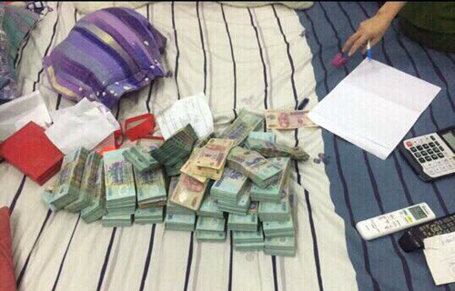 Số tiền tang vật hơn 5 tỷ cảnh sát thu. Ảnh: Quốc Thắng. 