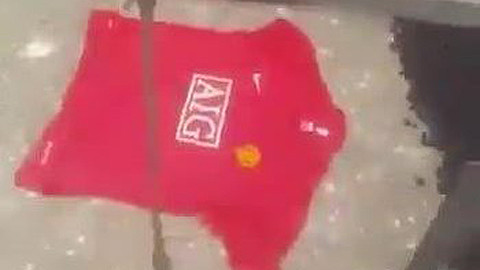 Chôn áo M.U ở Etihad để... 'yểm bùa' Man City