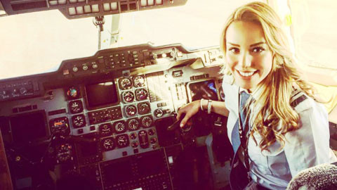 Nữ phi công xinh đẹp than 'ế' vì Ronaldo