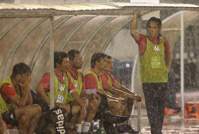 Nỗi buồn của HLV Minh Phương và BHL đội Long An. Ảnh: Anh Tài